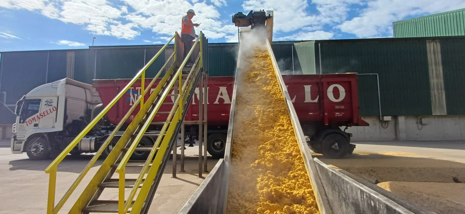 Carga de burlanda de ACA BIO en un camión